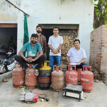 रसद विभाग की टीम ने दो स्थानों से जब्त किए आठ सिलेण्डर