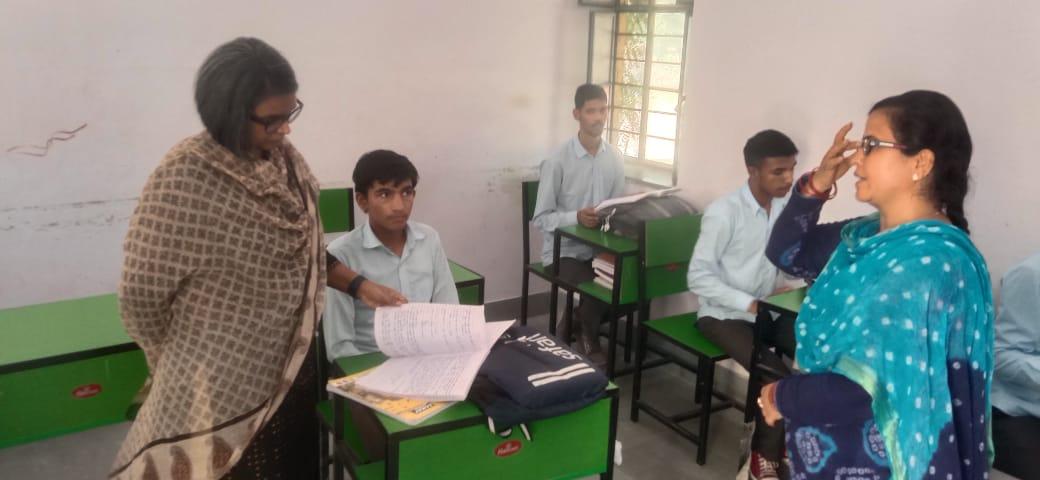 जिला कलक्टर ने किया राजकीय उच्च माध्यमिक विद्यालय (बधिर) का औचक निरीक्षण