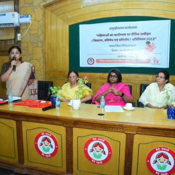 महिला कार्मिकों के प्रति अपनाएं सापेक्ष दृष्टिकोण: जिला कलेक्टर