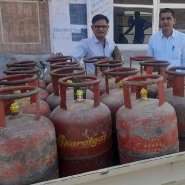 रसद विभाग ने सोमवार को भी की कार्यवाही: 34 घरेलू गैस सिलेंडर सहित इलेक्ट्रॉनिक काटें और गैस रिफिलिंग मशीन जब्त