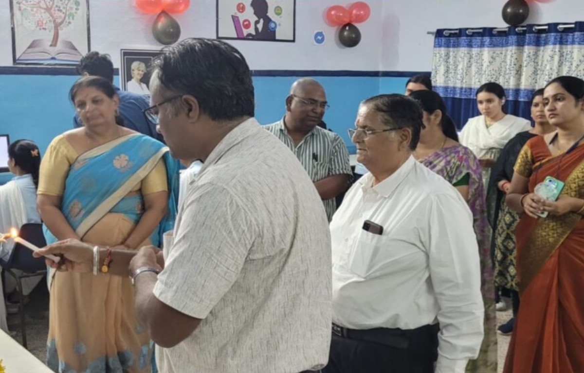 बेसिक पी.जी. महाविद्यालय में अत्याधुनिक तकनीकी से सुसज्जित ई-लाईब्रेरी का फीता काटकर उद्घाटन किया गया
