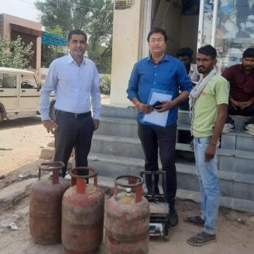 घरेलू गैस सिलेंडर की अवैध रिफिलिंग पर विभिन्न स्थानों की कार्रवाई