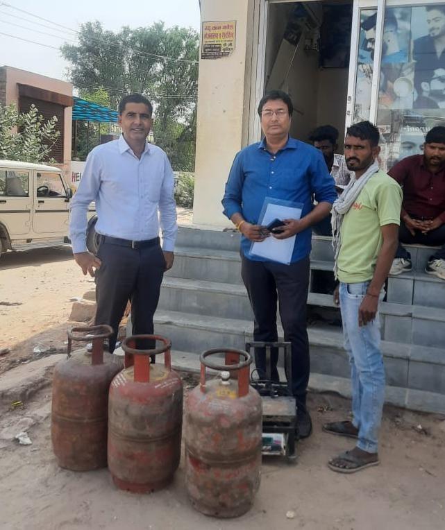 घरेलू गैस सिलेंडर की अवैध रिफिलिंग पर विभिन्न स्थानों की कार्रवाई