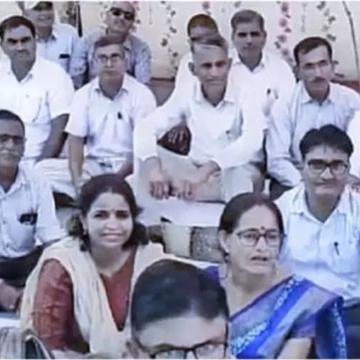 बीकानेर में धरने पर बैठे वाइस प्रिंसिपल, राजस्थान के 7000 सरकारी स्कूलों में प्रिंसिपल के पद खाली
