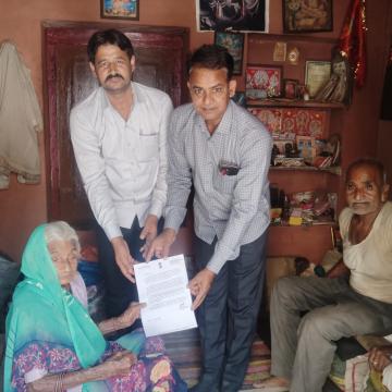 अंतरराष्ट्रीय वृद्धजन दिवस पर शतायु मतदाताओं को किया सम्मानित