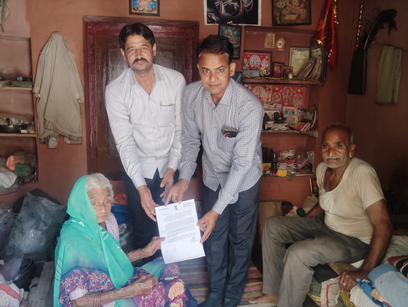 अंतरराष्ट्रीय वृद्धजन दिवस पर शतायु मतदाताओं को किया सम्मानित