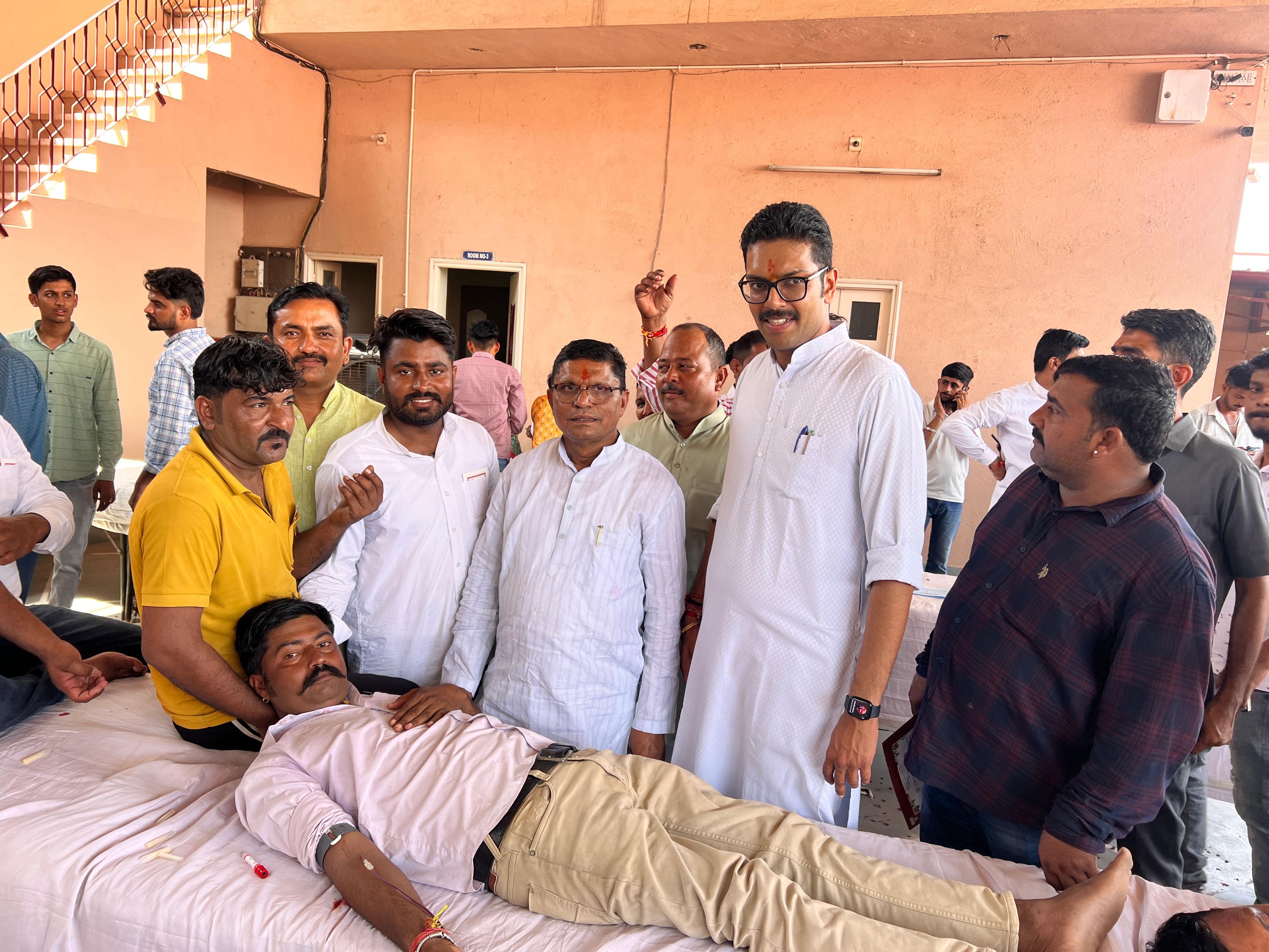 स्व.सुमन कंवर राजपुरोहित की स्मृति में विशाल रक्तदान शिविर आयोजित