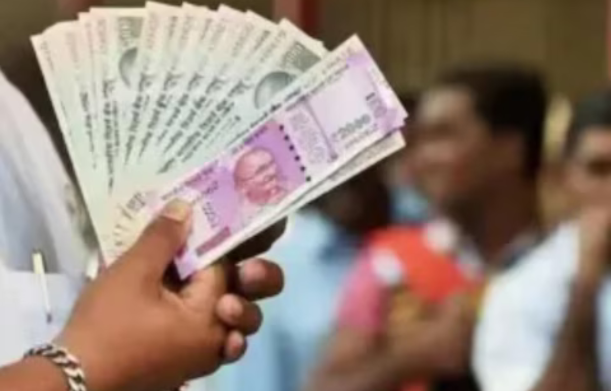 विदेश में करते थे जॉब, इंडिया से भी मिल रही थी सरकारी पगार, 30 साल बाद खुली पोल, अब चुकाने होंगे करोड़ों