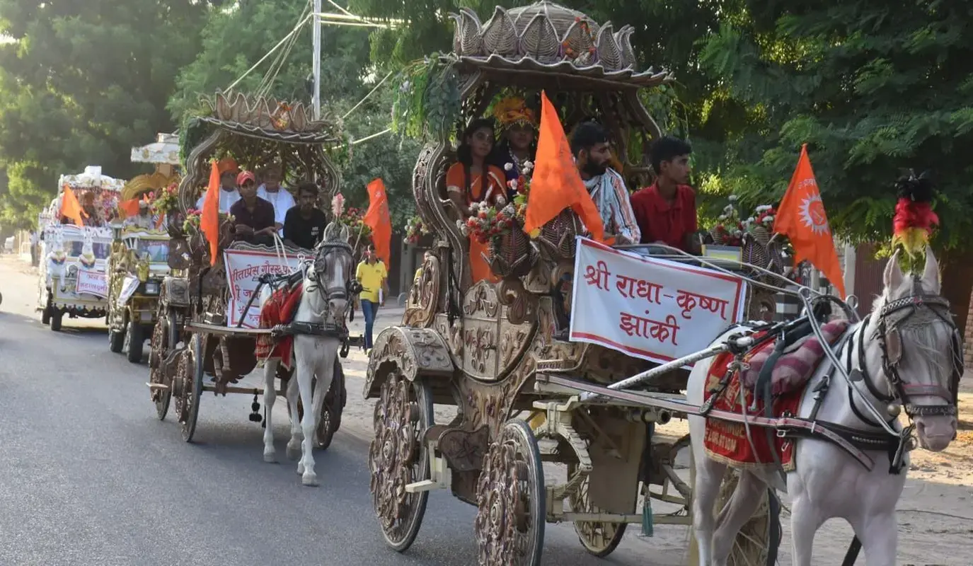 अग्रवाल समाज की वि​भिन्न संस्थाओं की ओर से तीन स्थानों से शोभायात्राएं निकाली गई।