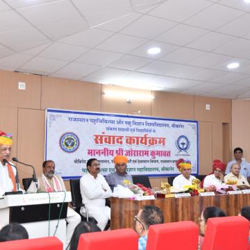 पशुपालन मंत्री ने वेटरनरी संकाय सदस्यों एवं विद्यार्थियों के साथ किया संवाद